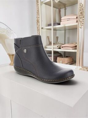 Clarks Ashland Mabel Navy Blue Leather Ankle Boots Comfort 8.5M